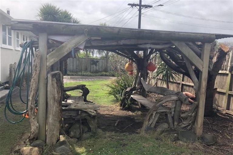 Photo of property in 9 Karaka Street, Merrilands, New Plymouth, 4312