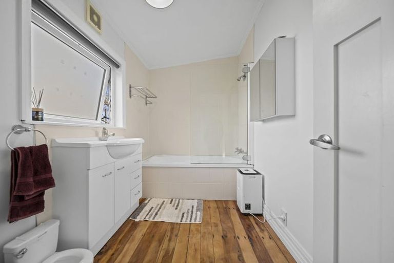 Photo of property in 18 Graham Road, Conifer Grove, Takanini, 2112