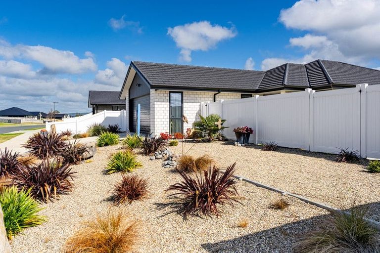 Photo of property in 4 Te Taniwha Road, One Tree Point, 0118