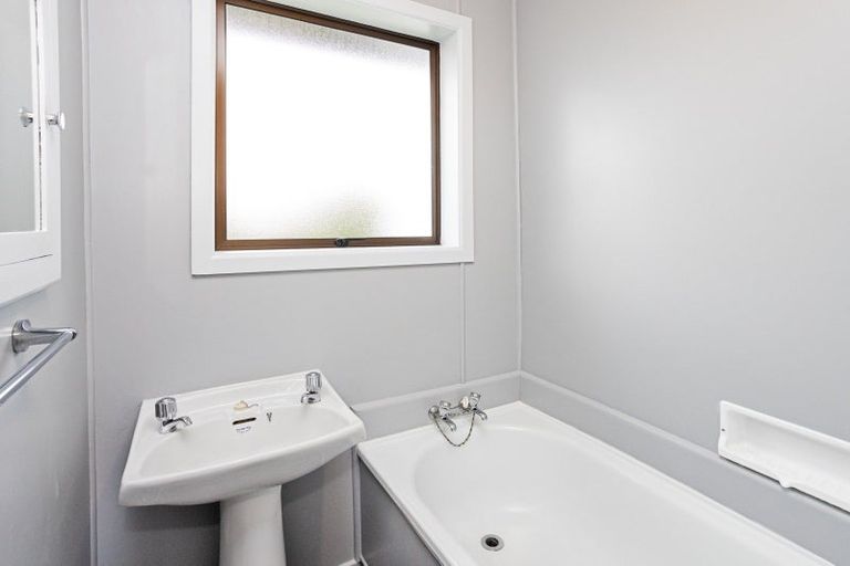 Photo of property in 18 Kilmarnock Street, Wallacetown, 9816