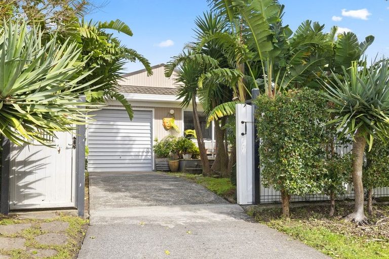 Photo of property in 22 Leaming Place, Clarks Beach, 2122