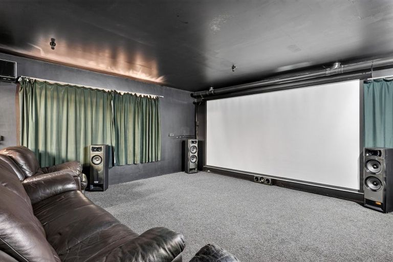 Photo of property in 873 Waitakere Road, Kumeu, 0891