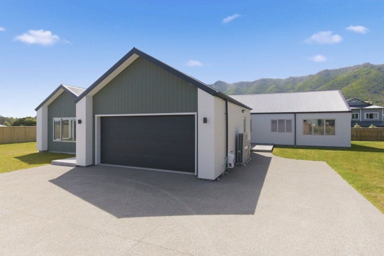 Photo of property in 7 Pihoihoi Close, Waikanae, 5036