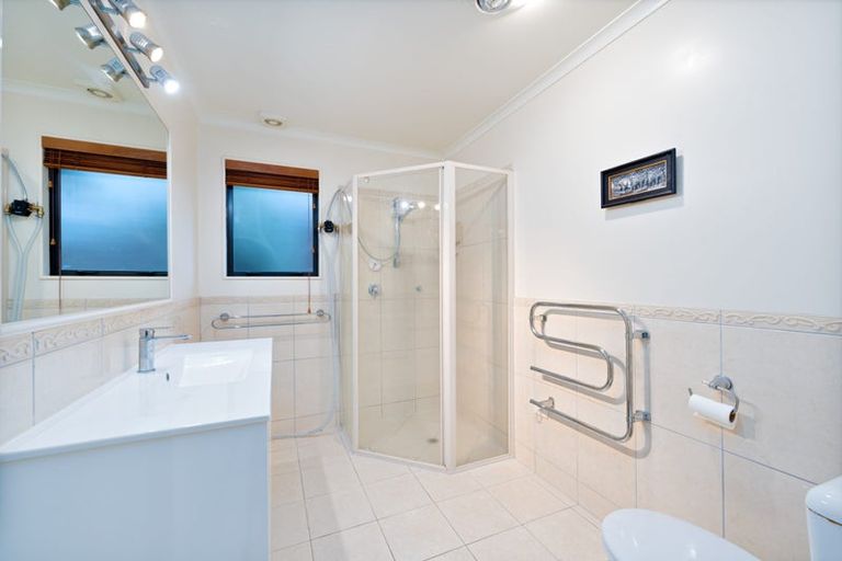 Photo of property in 35 Waimanu Bay Drive, Te Atatu Peninsula, Auckland, 0610