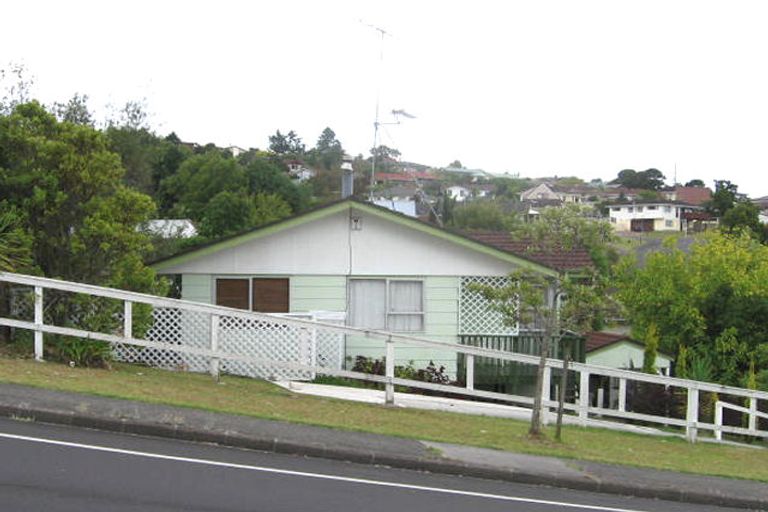 Photo of property in 24 Trias Road, Totara Vale, Auckland, 0629