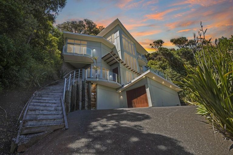 Photo of property in 10 Waitea Road, Muriwai, Waimauku, 0881