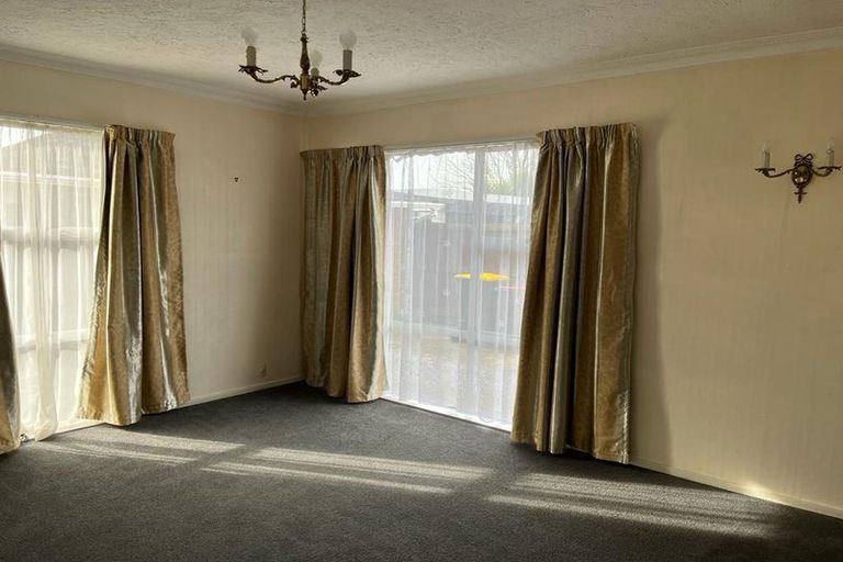 Photo of property in 210 Memorial Avenue, Burnside, Christchurch, 8053