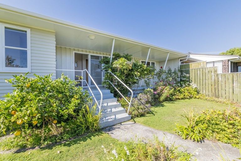Photo of property in 1 Huia Street, Waikanae, 5036