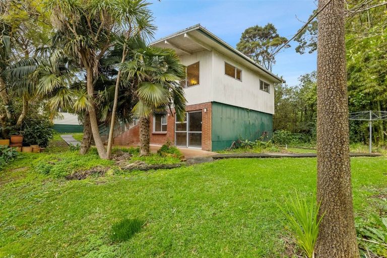 Photo of property in 16 Springside Place, New Lynn, Auckland, 0600