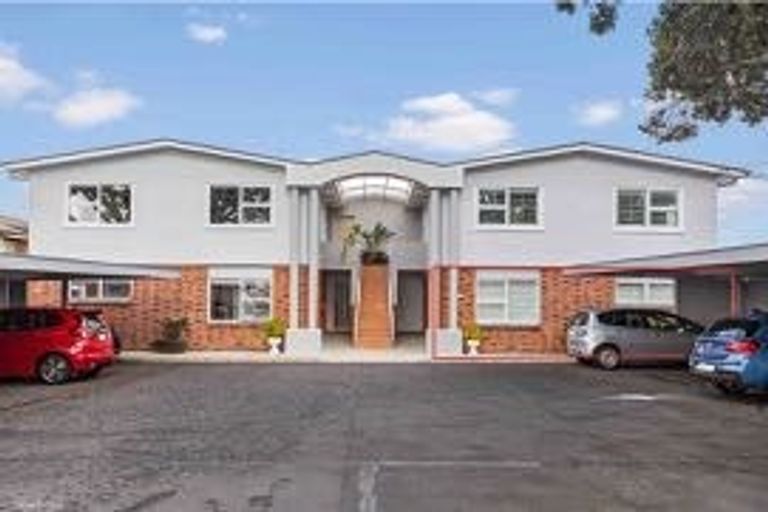 Photo of property in 2/241 Hurstmere Road, Takapuna, Auckland, 0622