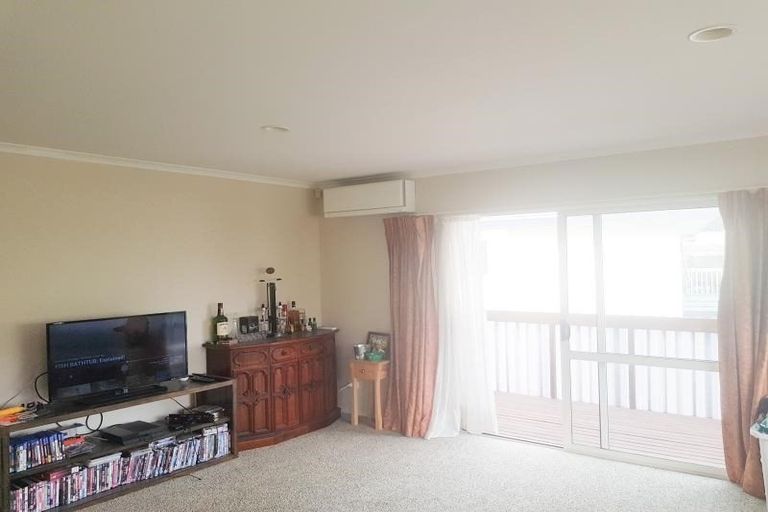Photo of property in 2/16 Ocean View Road, Northcote, Auckland, 0627