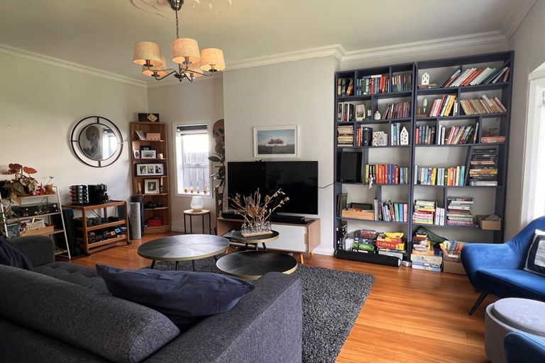 Photo of property in 123 Queens Drive, Lyall Bay, Wellington, 6022