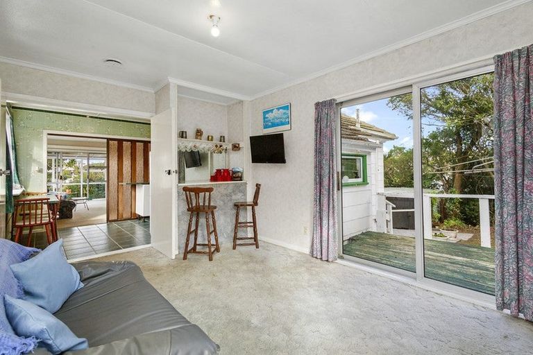 Photo of property in 100 Moorefield Road, Johnsonville, Wellington, 6037