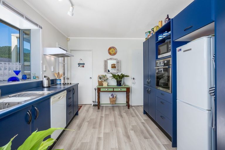 Photo of property in 1 Zande Terrace, Tawa, Wellington, 5028