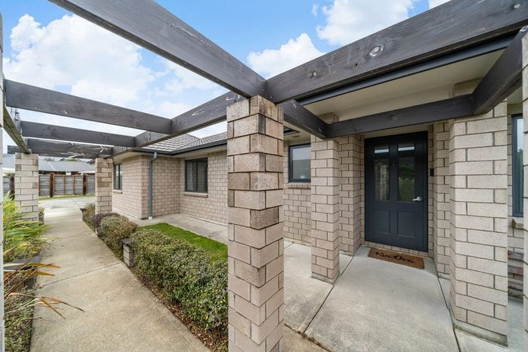 Photo of property in 5 Mckenzie Way, Timberlea, Upper Hutt, 5018