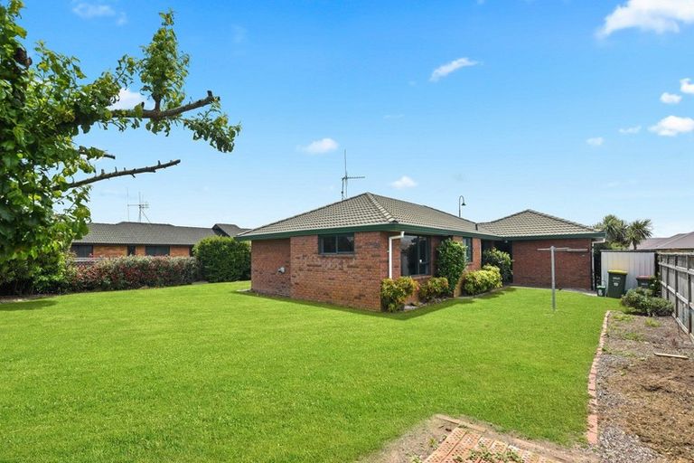Photo of property in 19 Waiwherowhero Drive, St Andrews, Hamilton, 3200