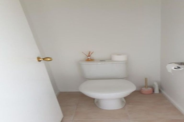 Photo of property in 7 St Lucia Place, Unsworth Heights, Auckland, 0632