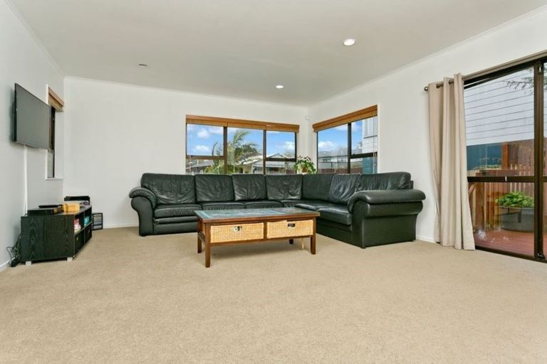 Photo of property in 1/17 Tetrarch Place, Totara Vale, Auckland, 0629