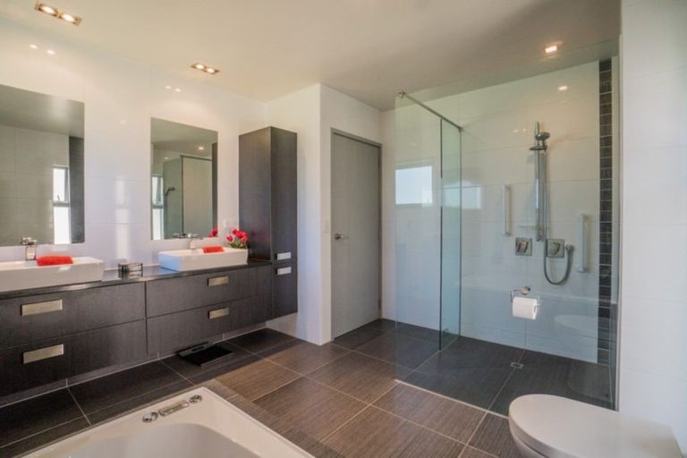 Photo of property in 16 Kiwi Esplanade, Mangere Bridge, Auckland, 2022