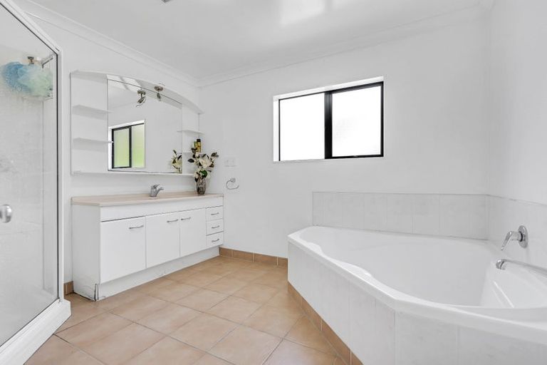 Photo of property in 8 Chardonnay Rise, Henderson, Auckland, 0612