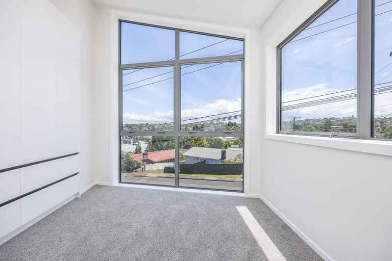 Photo of property in 1/94 Target Road, Totara Vale, Auckland, 0629