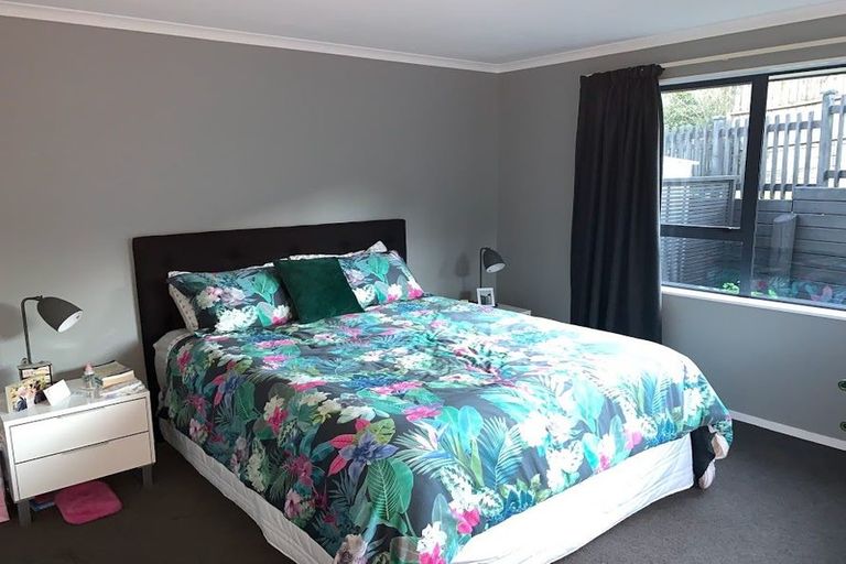 Photo of property in 24 Piper Place, Goodwood Heights, Auckland, 2105