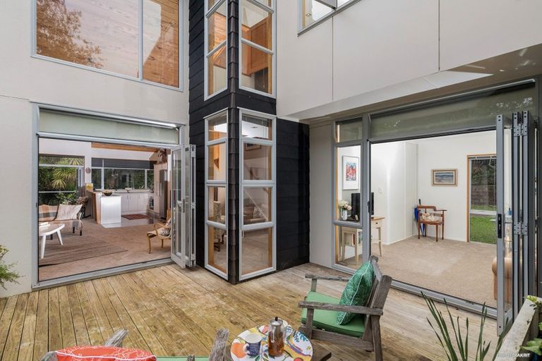 Photo of property in 6 Poturi Streams Avenue, Titirangi, Auckland, 0604