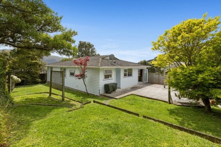 Photo of property in 13 Colonial Grove, Tawa, Wellington, 5028