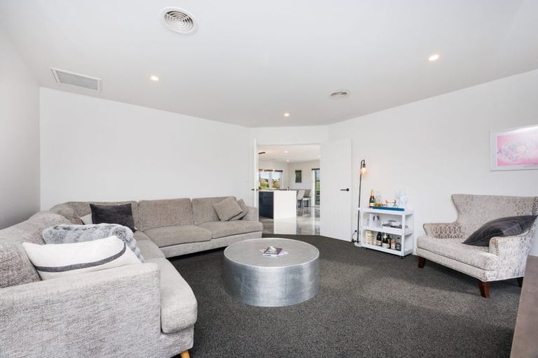 Photo of property in 37 Vaucluse Heights, Fitzherbert, Palmerston North, 4410