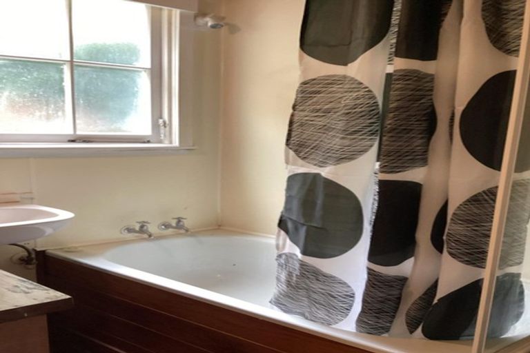 Photo of property in 82 Kelburn Parade, Kelburn, Wellington, 6012