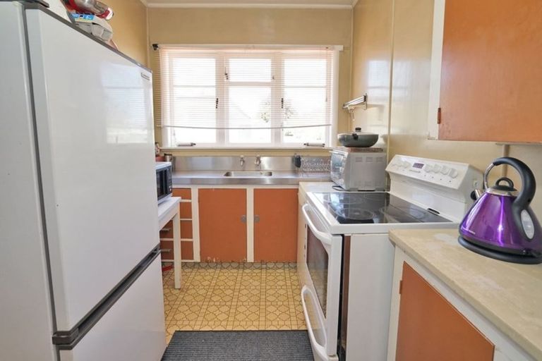 Photo of property in 24 Oxford Street, Fairfield, Hamilton, 3214