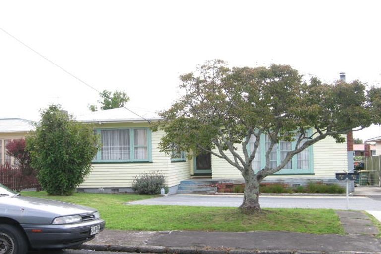 Photo of property in 6 Marlene Avenue, Te Atatu South, Auckland, 0610