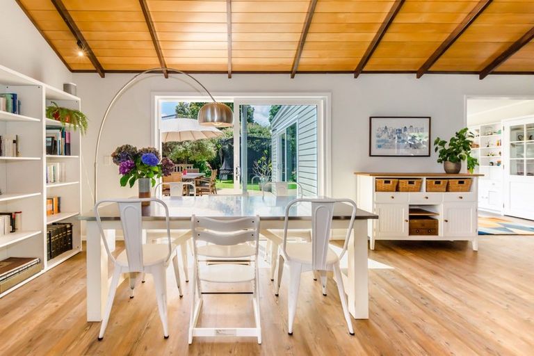 Photo of property in 13 Fleetwood Grove, Waikanae, 5036