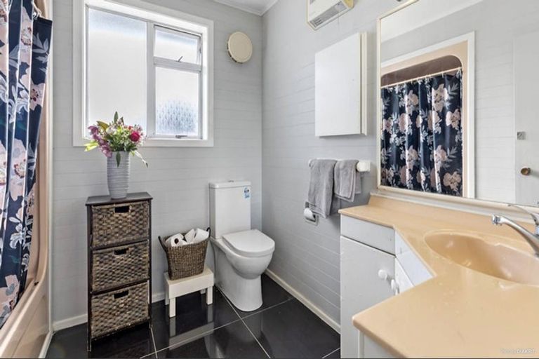 Photo of property in 15 Amberley Avenue, Te Atatu South, Auckland, 0610