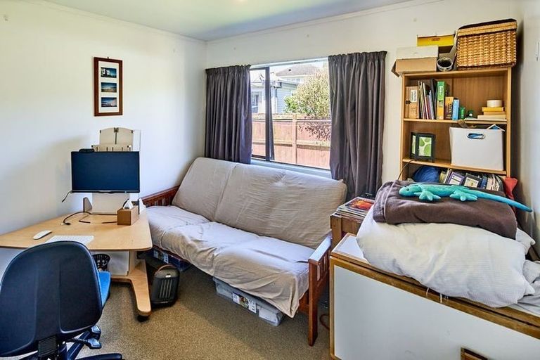 Photo of property in 1a Pearce Crescent, Taita, Lower Hutt, 5011