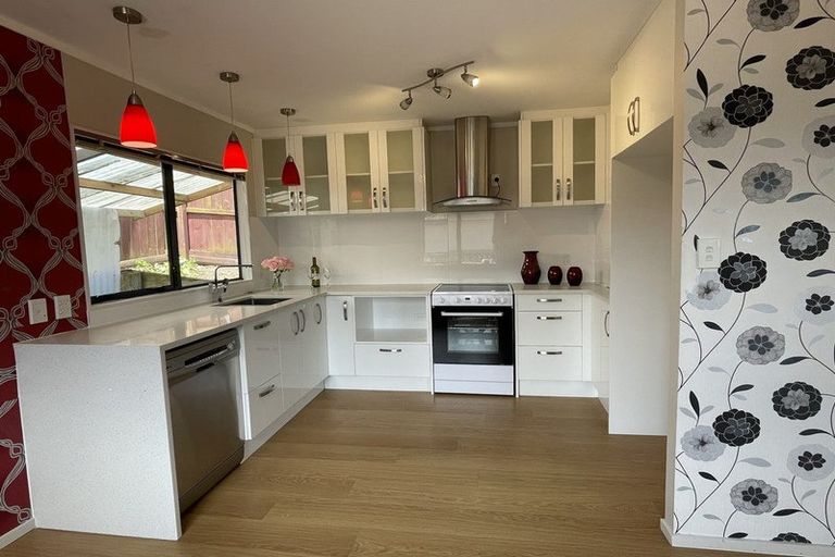 Photo of property in 2/12 Lowburn Place, Clover Park, Auckland, 2019