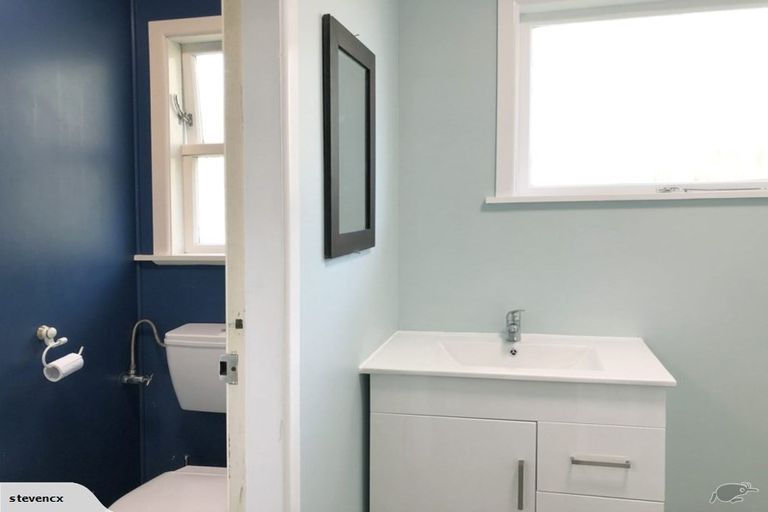 Photo of property in 5 Archbold Street, Newlands, Wellington, 6037