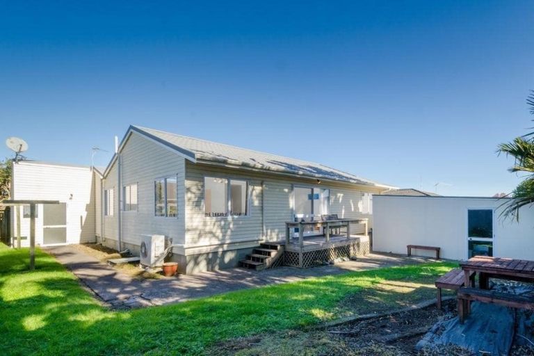 Photo of property in 204b Edmonton Road, Te Atatu South, Auckland, 0610