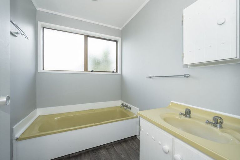 Photo of property in 28 Beauchamp Drive, Massey, Auckland, 0614