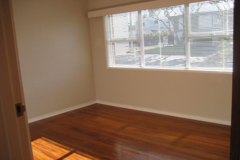 Photo of property in 2/33 Castor Bay Road, Castor Bay, Auckland, 0620
