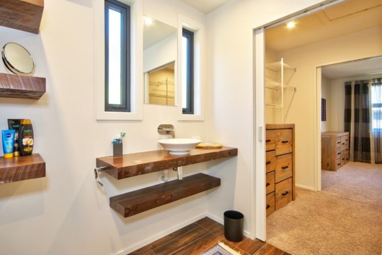 Photo of property in 33 Rannoch Drive, Jacks Point, Queenstown, 9371