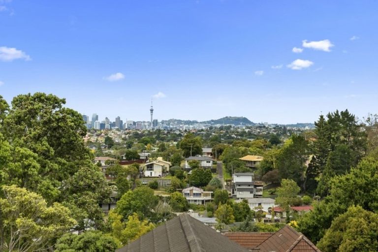 Photo of property in 2/23 Sunset Road, Totara Vale, Auckland, 0632