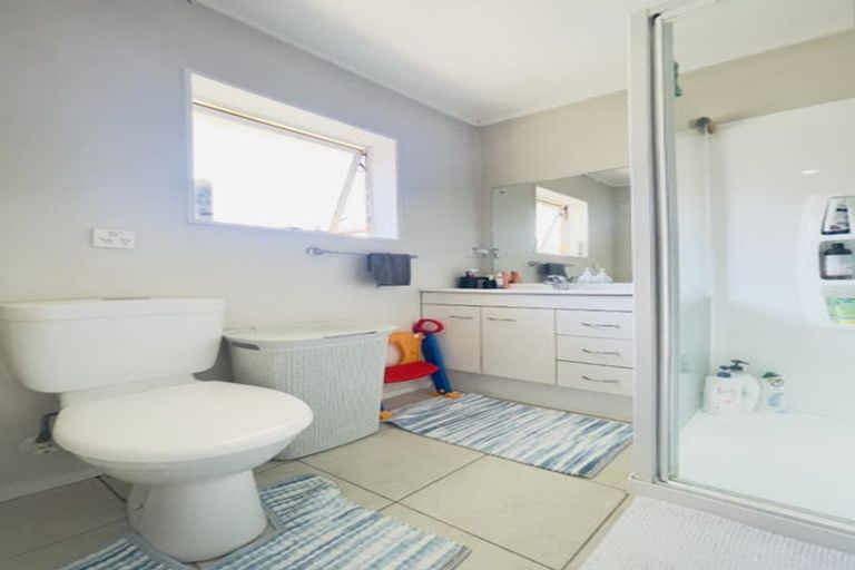 Photo of property in 1 Mellefont Close, East Tamaki Heights, Auckland, 2016