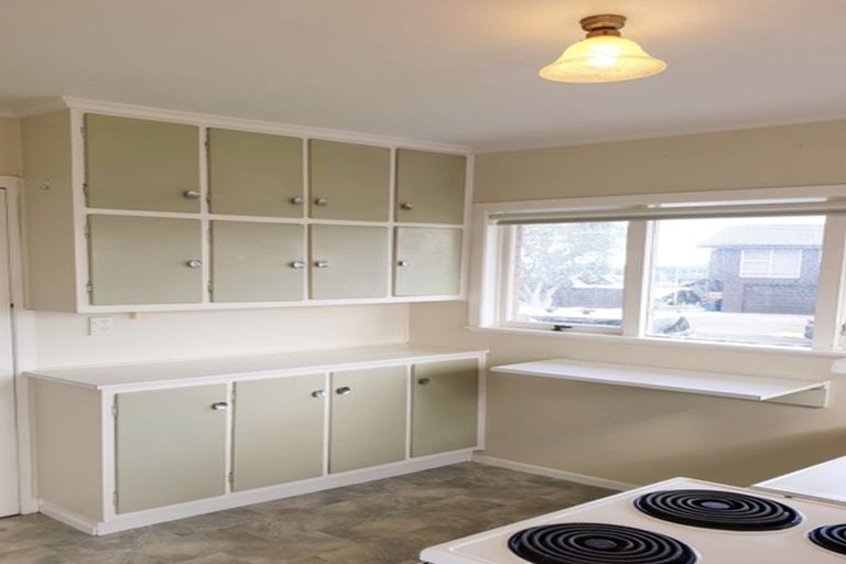 Photo of property in 1 Marsh Avenue, Forrest Hill, Auckland, 0620