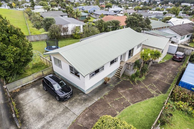 Photo of property in 17 Roick Parade, Glen Eden, Auckland, 0602