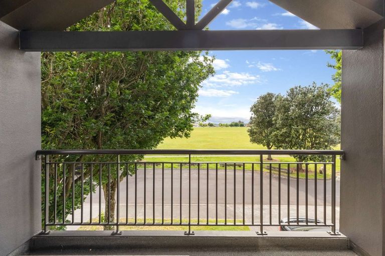 Photo of property in 16 Bruce Pulman Drive, Takanini, 2112