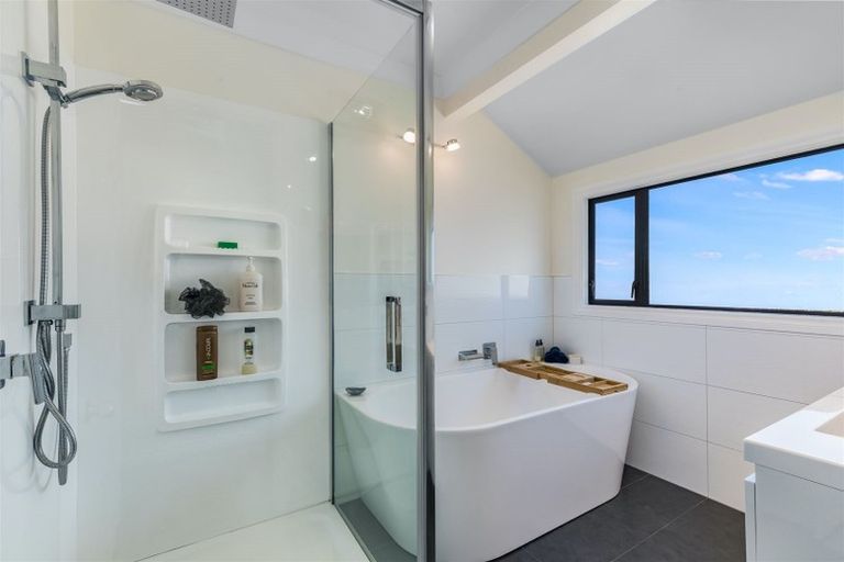 Photo of property in 2 Seascape View, Paremata, Porirua, 5024