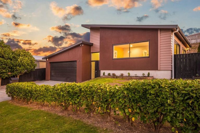 Photo of property in 32 Tongariro Drive, Aotea, Porirua, 5024