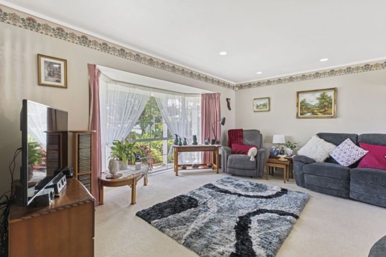 Photo of property in 2 Mirabell Place, Golflands, Auckland, 2013