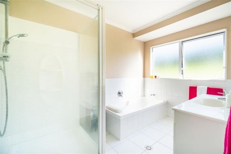 Photo of property in 48 Hogarth Rise, West Harbour, Auckland, 0618